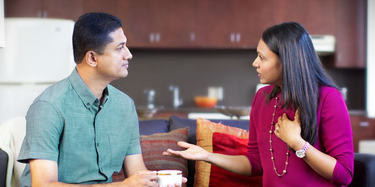 සැමියෙක් බිරිඳට ඇහුම්කන් දෙමින්