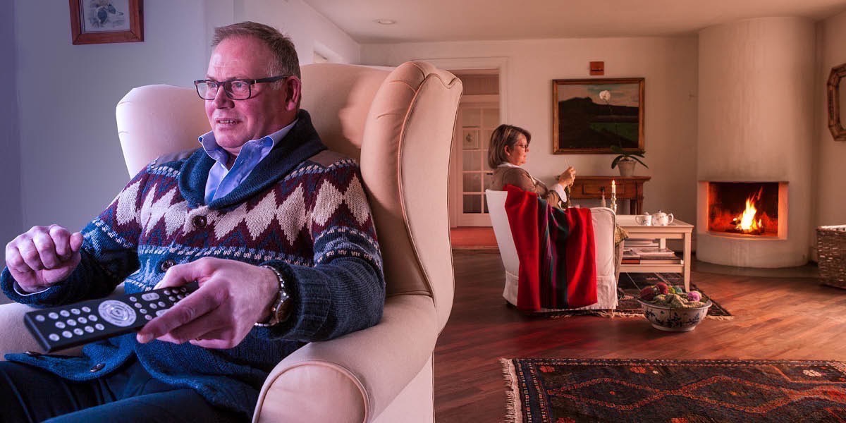 සැමියා පැත්තක ඉඳන් ටීවී එක බලද්දී බිරිඳ වෙන තැනක ඉඳන් මැහුම් ගෙතුම් කරමින්