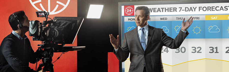 සතියේ කාලගුණ වාර්තාව ඉදිරිපත් කරන කෙනෙක්.