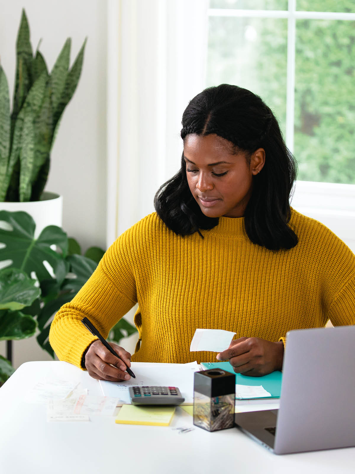 බිලක් දිහා බලාගෙන ගාණක් හදන කාන්තාවක්.