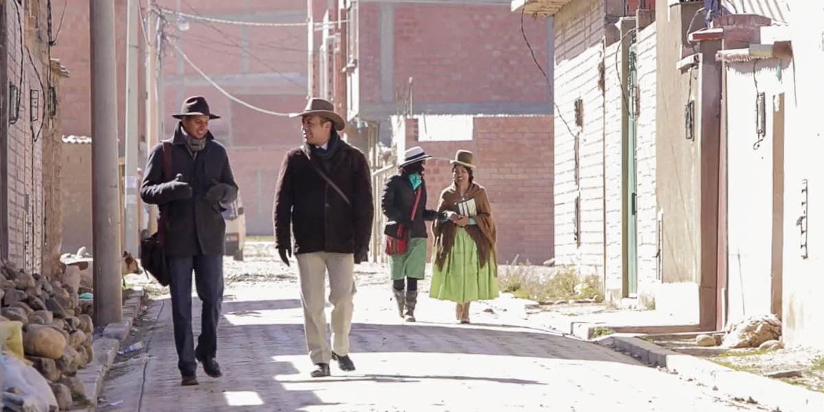 මිෂනාරි යුවළක් තවත් යුවළක් එක්ක සේවේ යනවා.