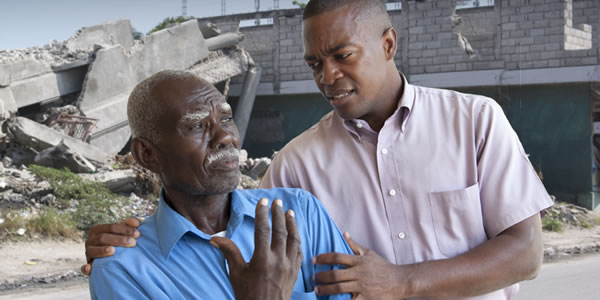 දුක් විඳින කෙනෙකුට උපකාර කරන මිනිසෙක්