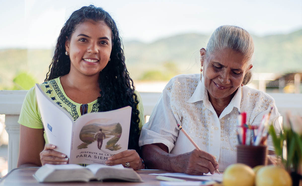 නොරියානි වයසක සහෝදරියකට ලියුම් ලියන්න උදව් කරනවා.
