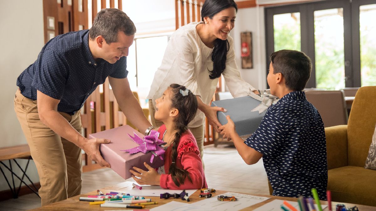 අම්මායි , තාත්තායි තෑගි දීලා දුවවයි, පුතාවයි සතුටු කරනවා.