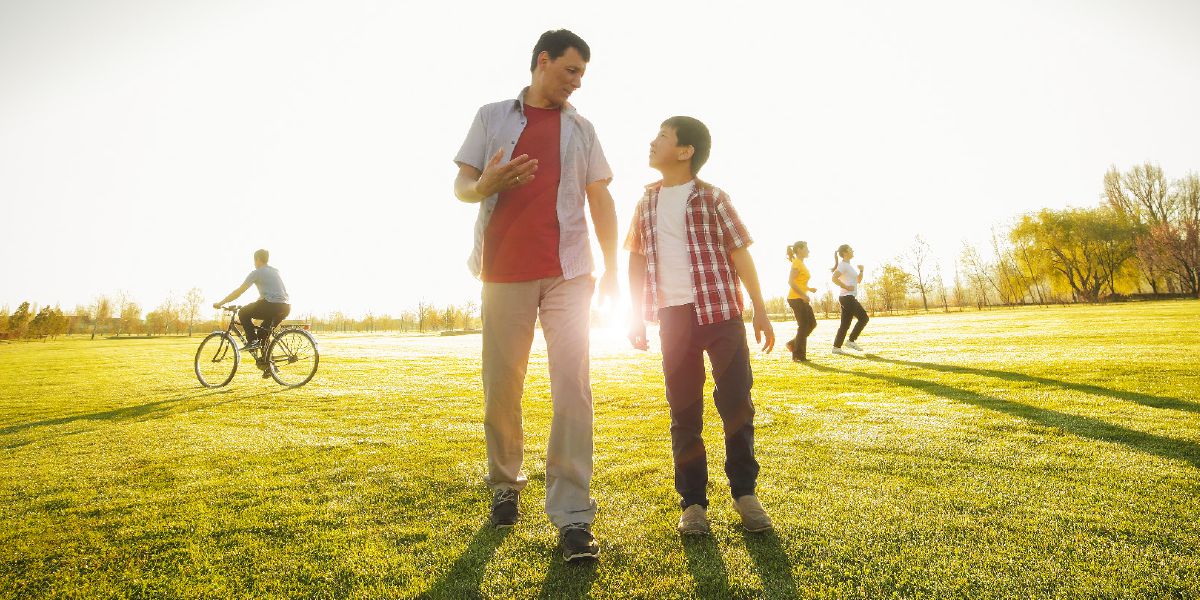 තාත්තා කෙනෙක් එයාගේ පුතා එක්ක කතා කරමින්