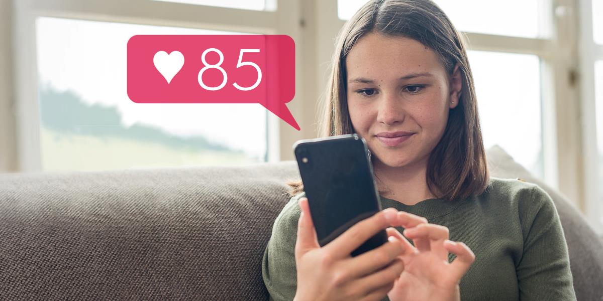 ෆෝන් එක දිහා බලන් ඉන්න යෞවනියක් එයාට ලයික් 85ක් ලැබුණ එක ගැන සතුටු වෙනවා.