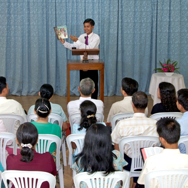 සහායක සේවකයෙක් සභාවේ කතාවක් ඉදිරිපත් කරනවා