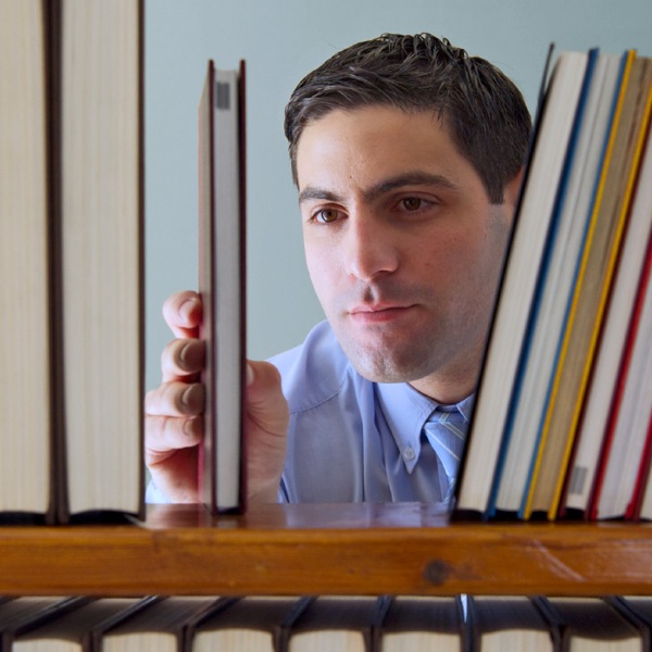 නමස්කාර මධ්‍යස්ථානයේ තියෙන පුස්තකාලයෙන් පොත් ලබාගන්න කෙනෙක්