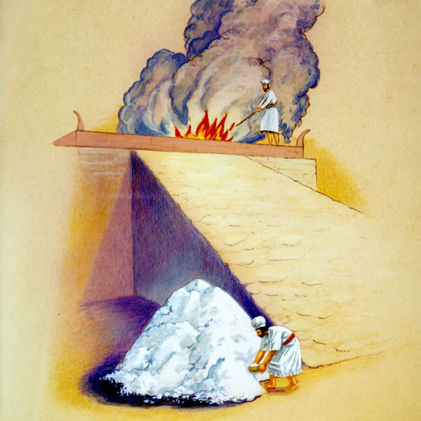 දේවමාලිගාව අසල ගොඩ ගසා තියෙන ලුණු