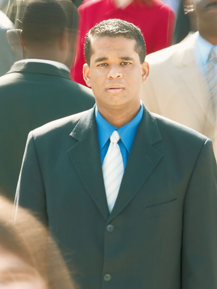 සෙනඟ අතරේ ඇවිදින මිනිසෙක්