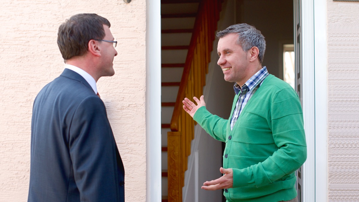 රාජ යෂ්ටියක් අතේ තියාගෙන ඉන්න දේවරාජ්‍යයේ රජ යේසුස් මේ පොළොව පාලනය කරයි.