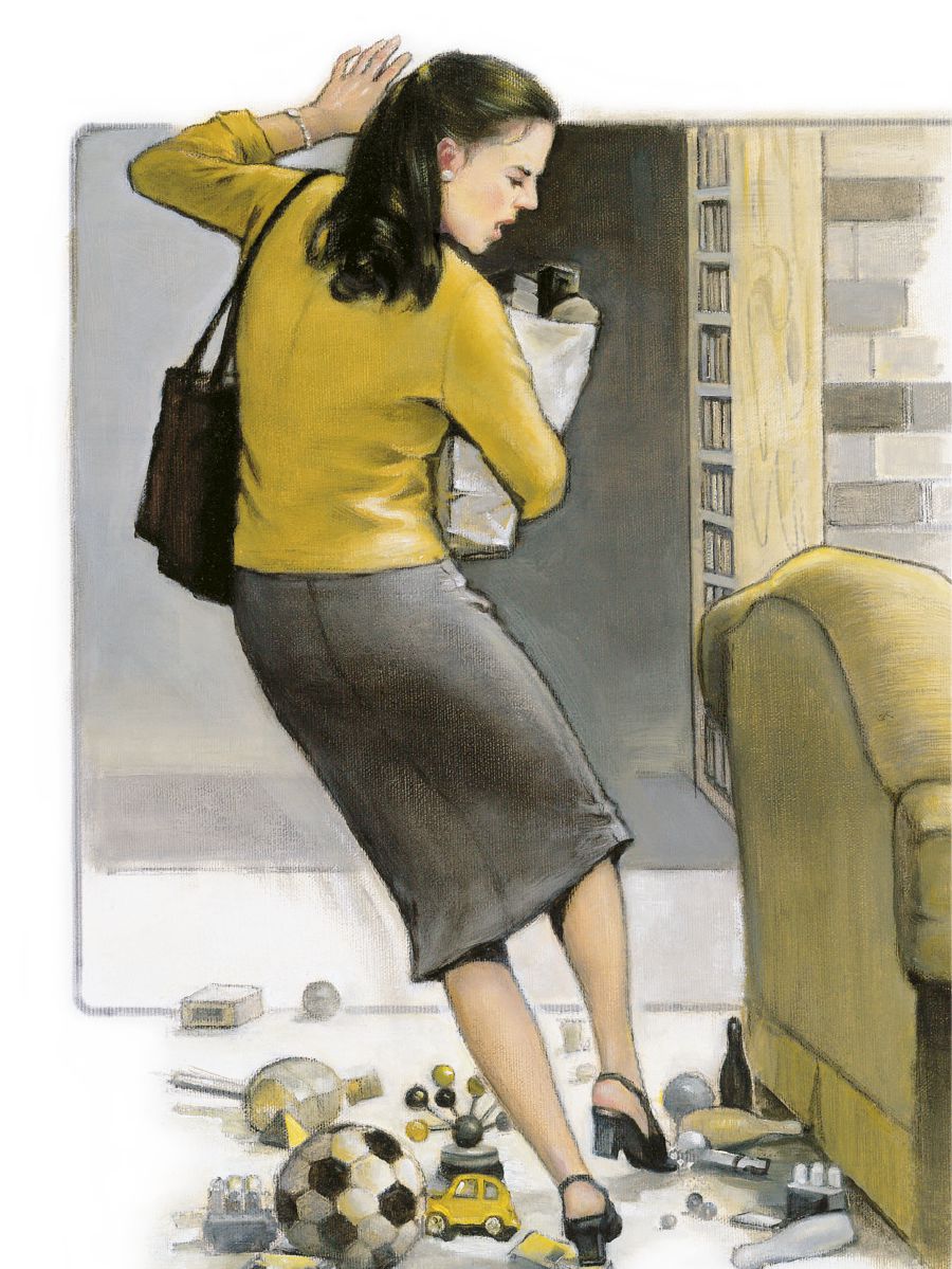 අම්මා කෙනෙක් බිම තියෙන සෙල්ලම් බඩු නිසා වැටෙන්න යනවා