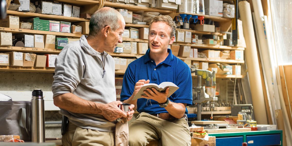 සහෝදරයෙක් වැඩපොළේ කෙනෙක්ට සාක්ෂි දරමින්