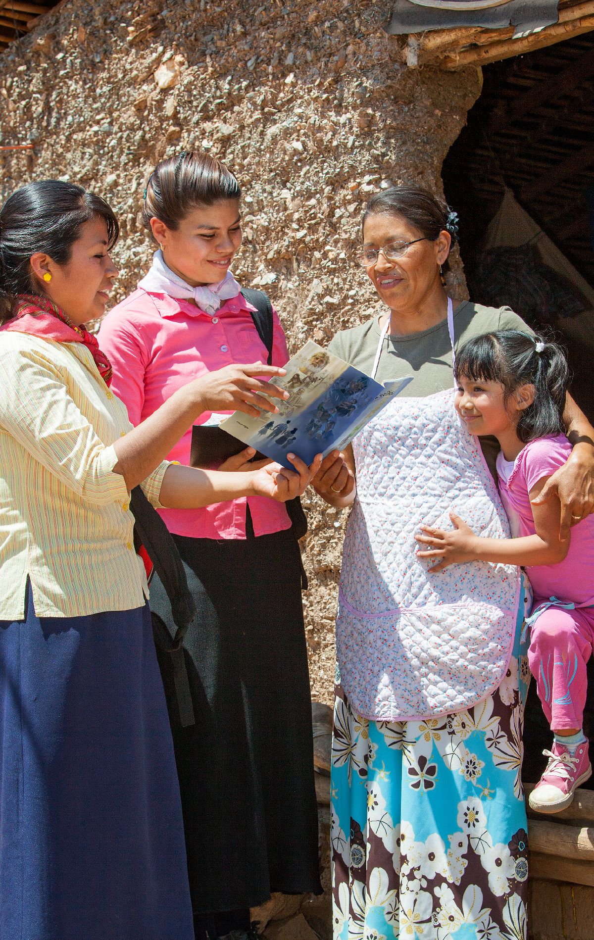 සහෝදරියන් දෙන්නෙක් දේශනා කරමින්