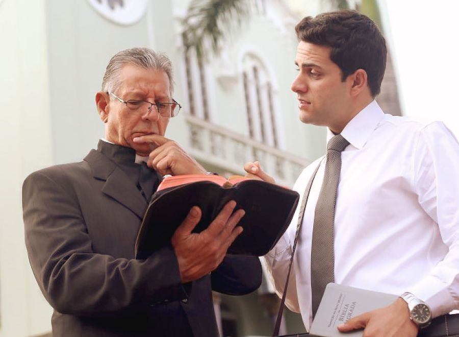 කෙනෙක්ට එයාගෙම බයිබලයෙන් සාක්ෂි දරමින්