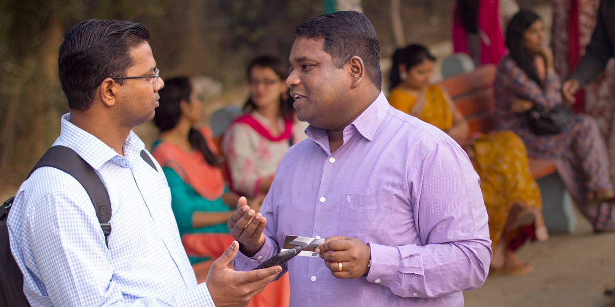 සහෝදරයෙක් කන්ටැක්ට් කාඩ් එක පාවිච්චි කරලා අපේ වෙබ් අඩවිය ගැන හඳුන්වා දෙමින්