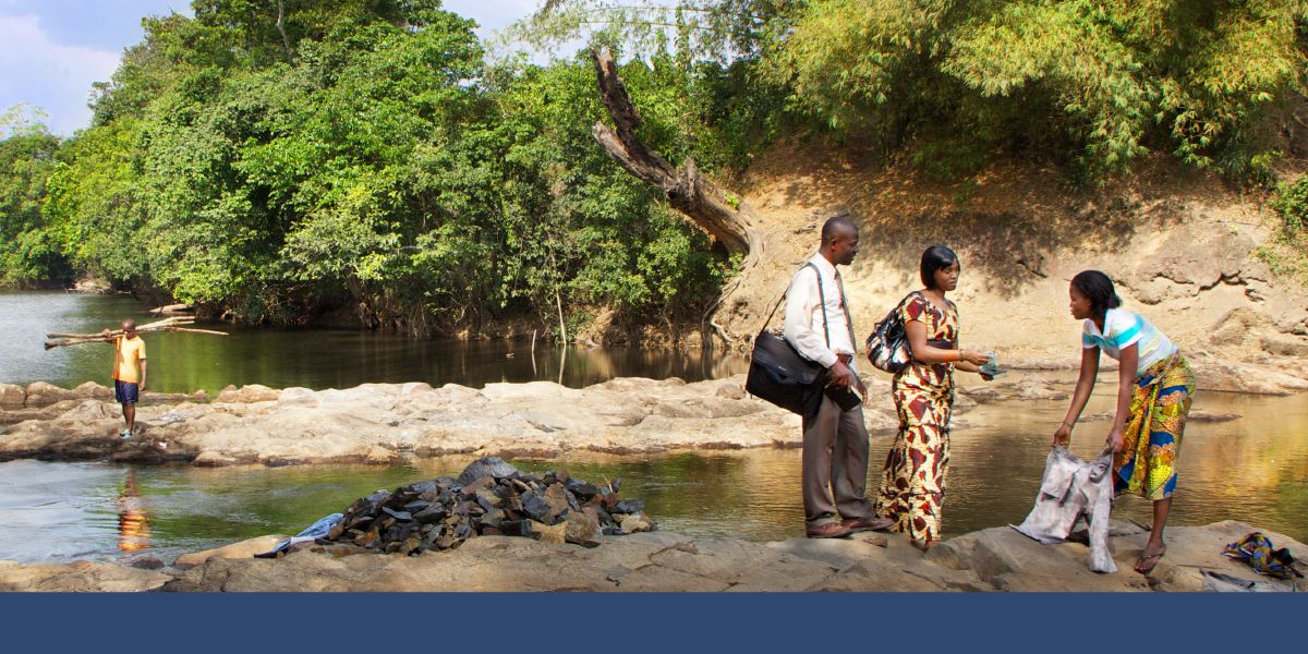 ලයිබීරියාවේ මොන්රොවියාවල පත්‍රිකාවක් ඉදිරිපත් කරමින්