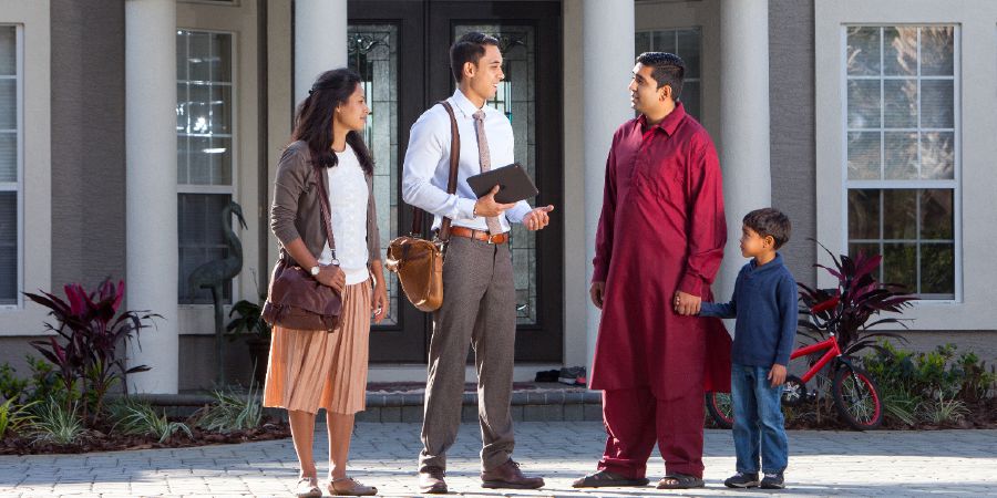 යුවළකට සේවයේ යද්දී වෙනත් භාෂාවක් කතා කරන තාත්තා කෙනෙක්ව සහ පුතෙක්ව හම්බ වෙනවා