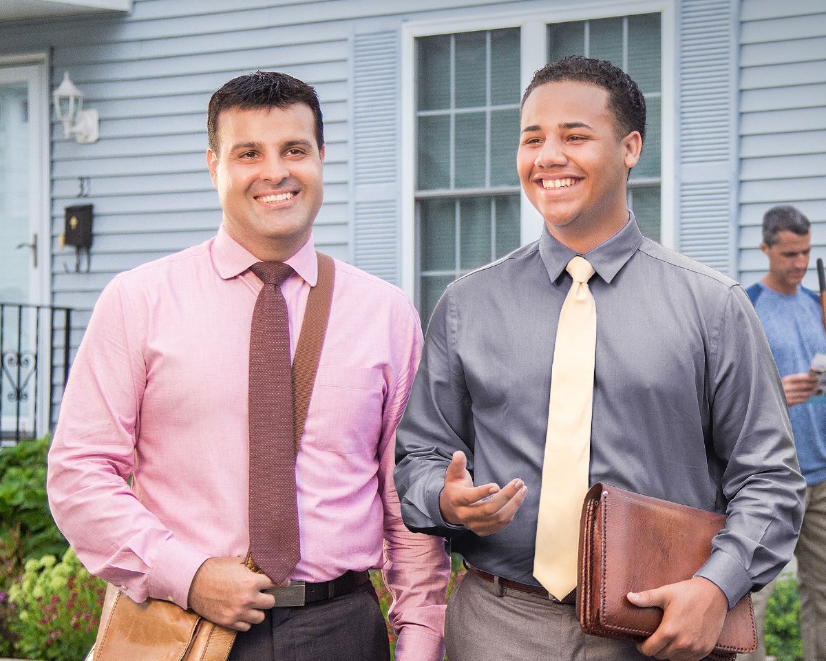 සහෝදරයන් දෙන්නෙක් ශුභාරංචිය දේශනා කරමින්