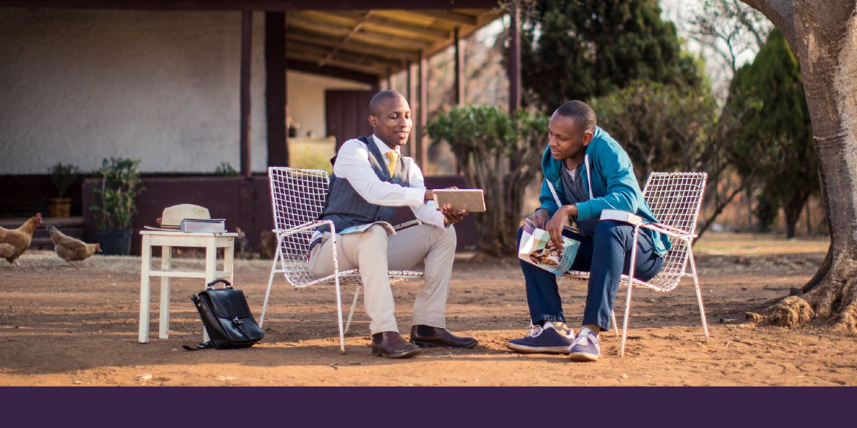 දකුණු අප්‍රිකාවේ බයිබල් ශිෂ්‍යයෙක්ට වීඩියෝ එකක් පෙන්වමින්