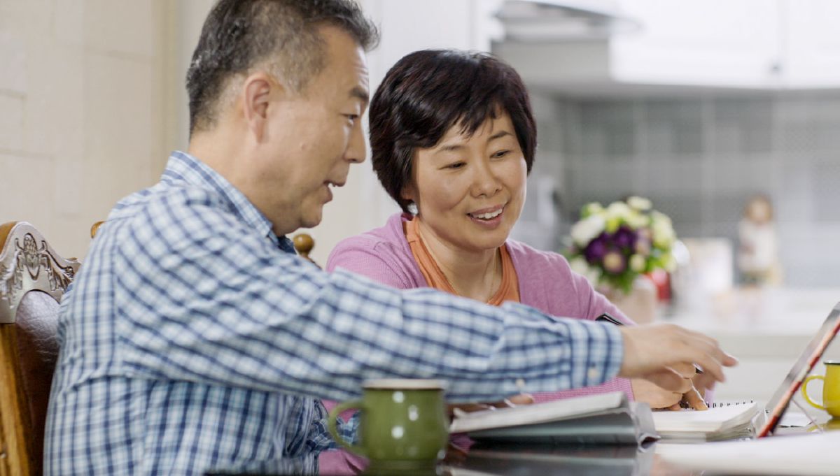 සැලසුම් කරන ලද පරිත්‍යාග කරන්න පුළුවන් විදිහ ගැන යුවළක් සාකච්ඡා කරමින්