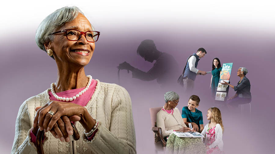 පින්තූරවල අදහස: මහලු වයසේ වුණත් සතුටින් ඉන්න සහෝදරියක්. 1. සැරයටියක් තියාගෙන වාඩි වෙලා යාච්ඤා කරනවා. 2. තරුණ සහෝදරියක් එක්ක පොදු සේවයේ හවුල් වෙනවා. 3. සභාවේ පොඩි දරුවන්ට එයාගේ පරණ ෆොටෝ පෙන්නනවා. 4. දෙවියන්ගේ උදව් ලැබෙනවා කියලා එයාට කිසිම සැකයක් නැහැ.