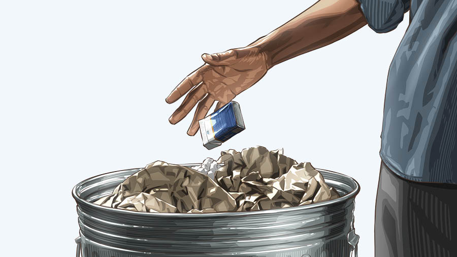 කෙනෙක් සිගරට් පෙට්ටියක් කුණු බක්කියකට දානවා.