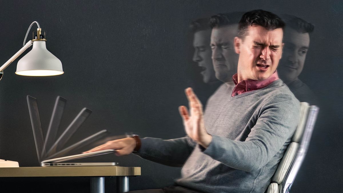 සහෝදරයෙක් ලොකු අප්පිරියාවකින් ලැප්ටොප් එක වහලා අහක බලාගන්නවා.