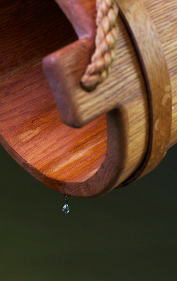 බාල්දියකින් වැටෙන දිය බින්දුවක්