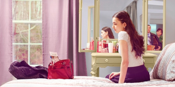 යෞවන දියණිය ‘මුරටැඹ’ සඟරාව දිහා බලාගෙන ඉන්නවා දෙමාපියන් දකිනවා