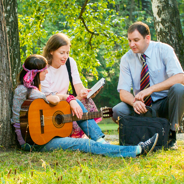 ඉන්ගා හා මයිකේල් කාන්තාවකට දේශනා කරමින්