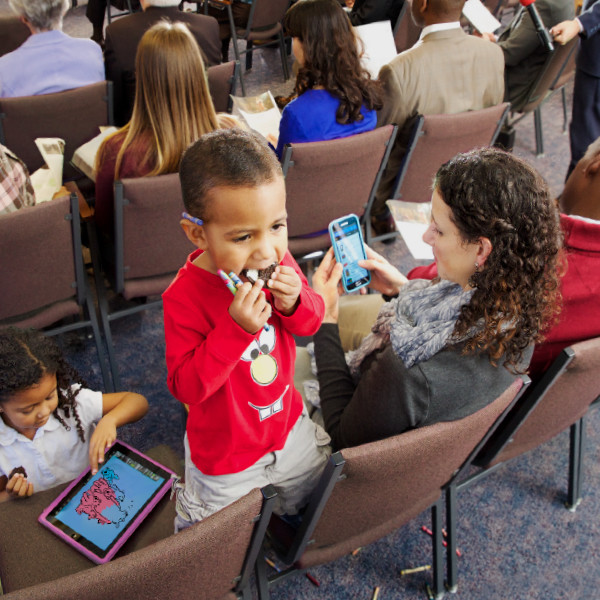 රැස්වීමට හොඳින් අවධානය දෙන්නේ නැති පවුලක්