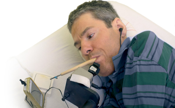 ෆේලික්ස් ආලාර්කොන්, කූරක් වගේ එකක් කටෙන් අල්ලගෙන ෆෝන් එකේ අංක ඔබනවා