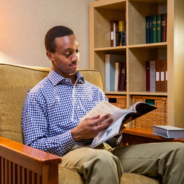 සාක්ෂිකරුවෙක් බයිබලේ තියෙන තොරතුරු අධ්‍යයනය කරමින්