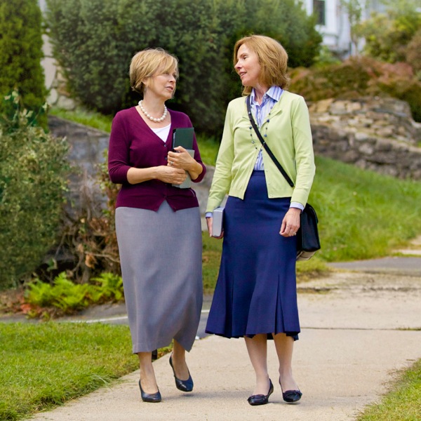 සහෝදරියන් දෙන්නෙක් ගෙයින් ගෙට සේවයේ හවුල් වෙමින්