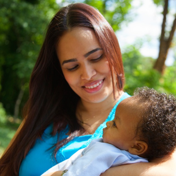 අම්මා දරුවා දිහා ආදරෙන් බලාගෙන ඉන්නවා