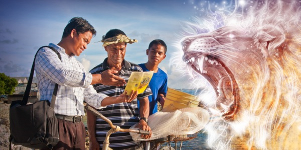 ප්‍රචාරකයෙක් මිනිසුන් දෙන්නෙක්ට පත්‍රිකාවක් ඉදිරිපත් කරමින්; ගොරවන සිංහයෙකුගේ රූප සටහනක්