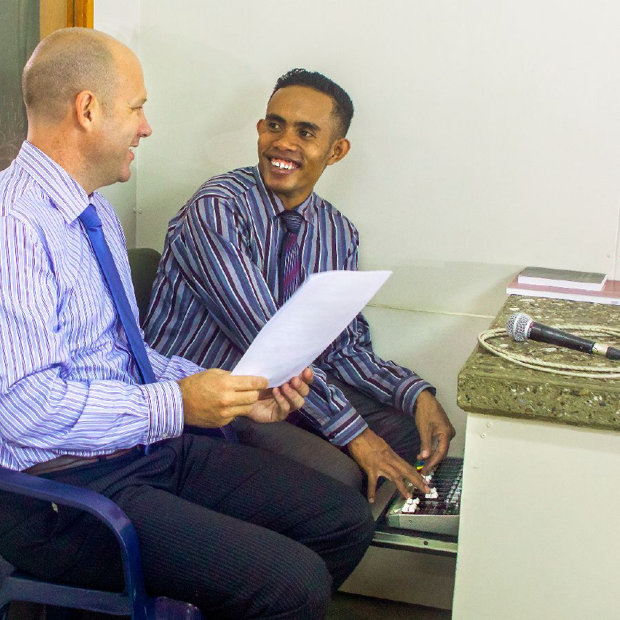 නමස්කාර මධ්‍යස්ථානයේ ශබ්ද විකාශන අංශයේ ඉන්න සහෝදරයෙක් එක්ක කතා කරමින් ඉන්න බෙන්ජමින්