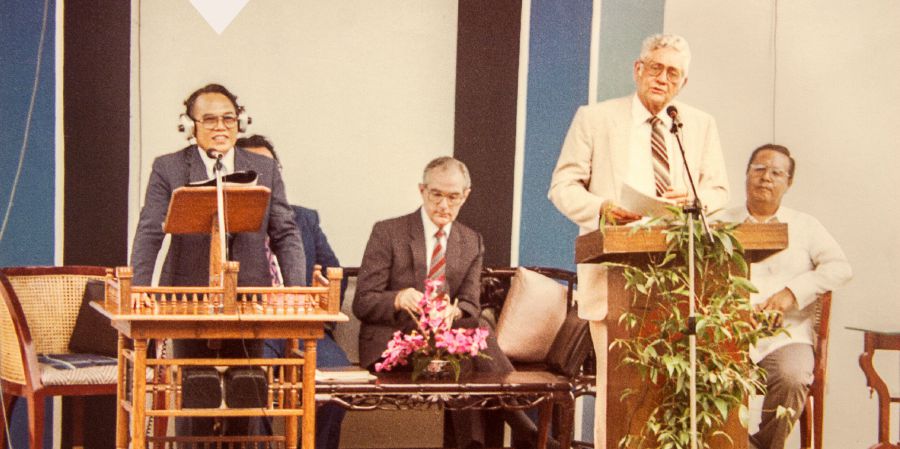 1983දී ෆීලික්ස් ෆහර්ඩෝ සහෝදර ඇල්බට් ෂ්‍රෝඩගේ දේශනය පරිවර්තනය කරමින්