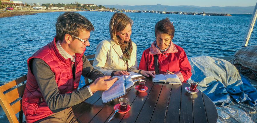 සාෂා කාන්තාවකට බයිබල් පදයක් පෙන්නමින්