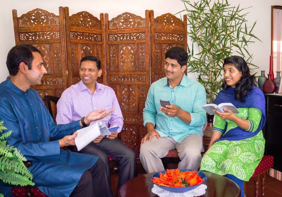 යුවළක්ව බලන්න වැඩිමහල්ලන් දෙන්නෙක් ඇවිල්ලා