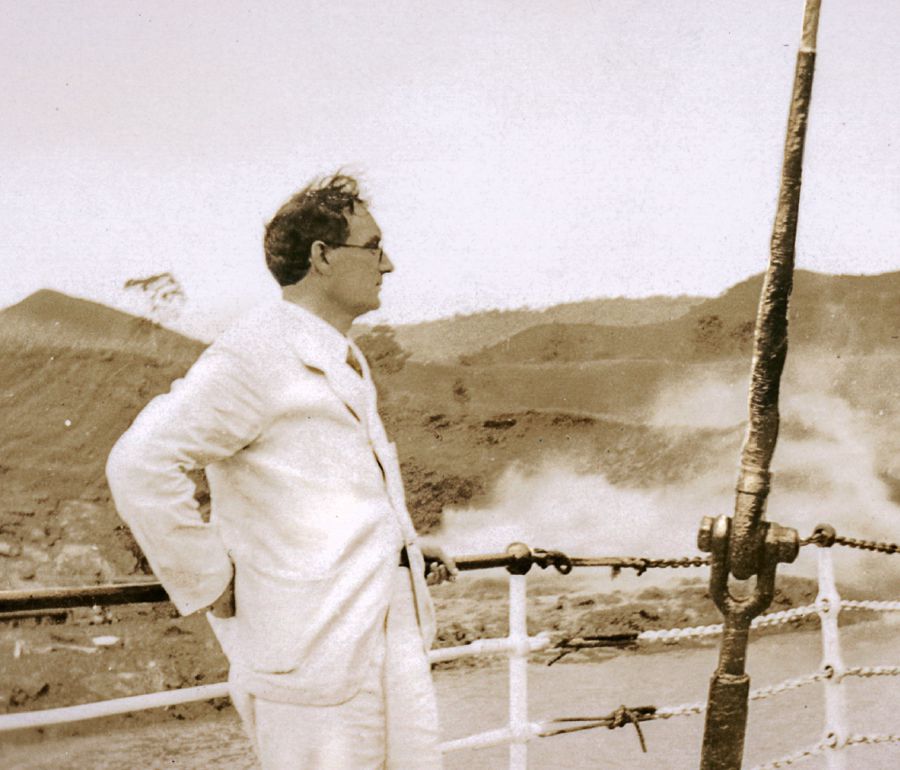 ජෝර්ජ් යං බෝට්ටුවකින් ගමන් කරමින්