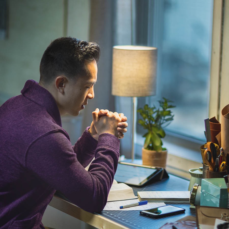 ගත්ත තීරණයකට එකඟව වැඩ කරන්න ශක්තිය ඉල්ලලා ඒ සහෝදරයා යාච්ඤා කරනවා