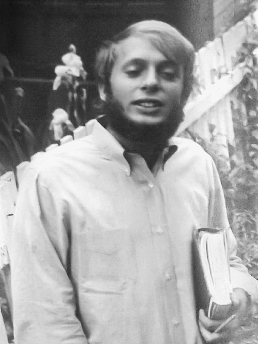 සාක්ෂිකරුවෙක් වෙන්න කලින් මාටින් රැවුල වවාගෙන බයිබලයක් අතේ තියාගෙන ඉන්නවා.