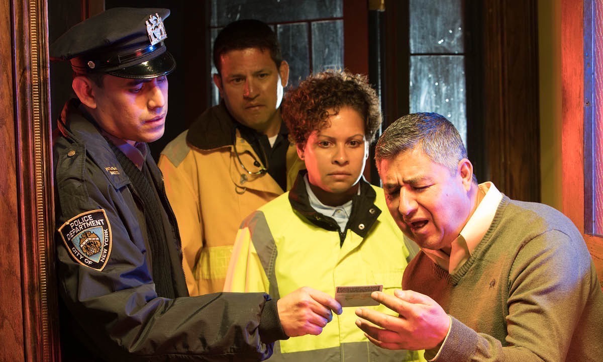 පොලිස් නිලධාරියෙක් සහ වෛද්‍යවරුන් මිය ගිය පුතාගේ රියදුරු බලපත්‍රය පෙන්වද්දී පියා කම්පනයට පත් වෙනවා