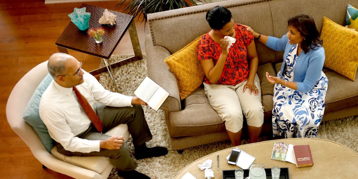 යුවළක් බයිබලයේ තියෙන තොරතුරු යොදාගෙන ගැහැනු කෙනෙක්ව සනසවනවා