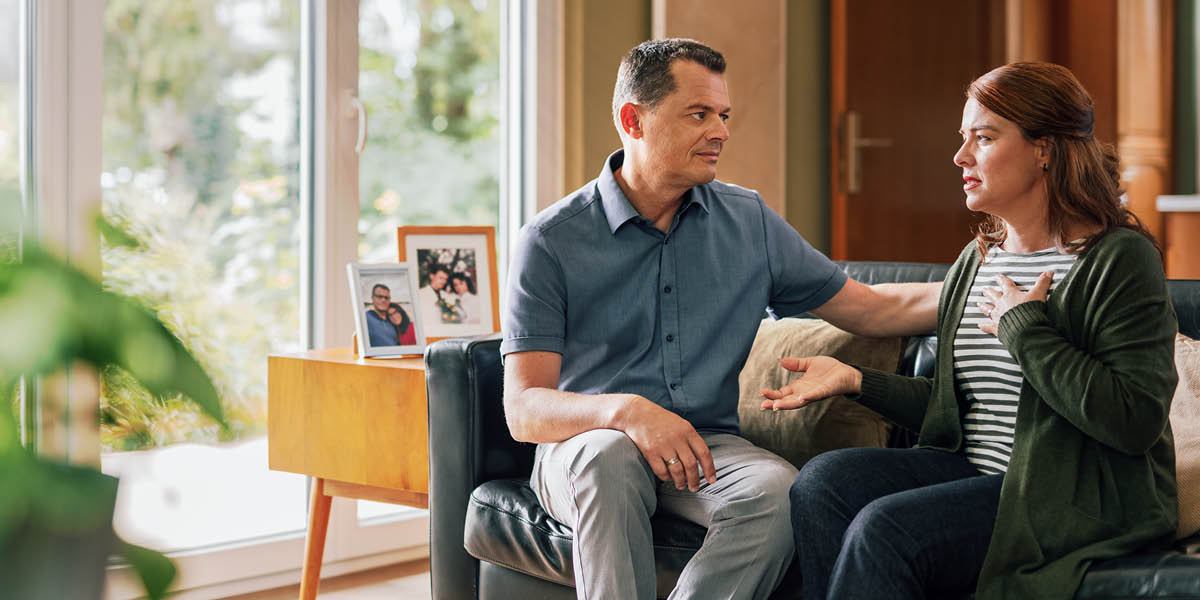 කලකිරිලා ඉන්න බිරිඳ කියන දේවල් අහගෙන ඉන්න ස්වාමිපුරුෂයා.