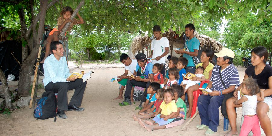 කොලොම්බියාවේ යූක්පා ගෝත්‍රයේ අයත් එක්ක ෆ්‍රෑන්ක් බයිබල් පාඩමක් කරනවා