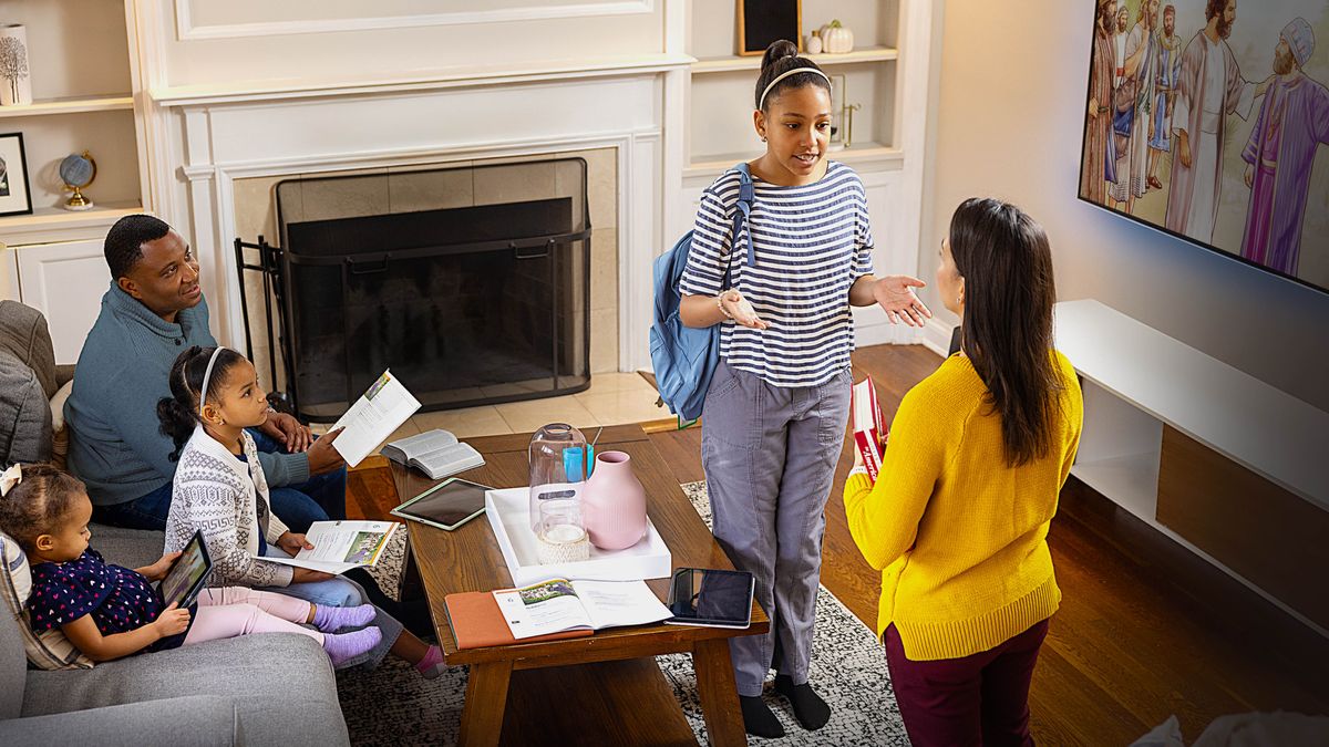 Manao fanazaran-tena fianakavia iny amy fotoam-pivavahan-drozy. Mamaly ty fanontanea apetrakin’ny mamany ty raiky amy anakampelany rey.