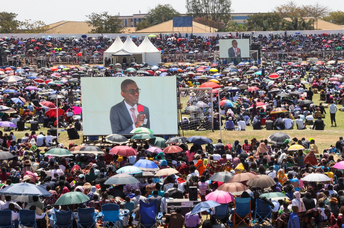 Bazalwane nabodzadze basemhlangweni wesifundza babukela tincociswano kuma-screens lamakhulu.